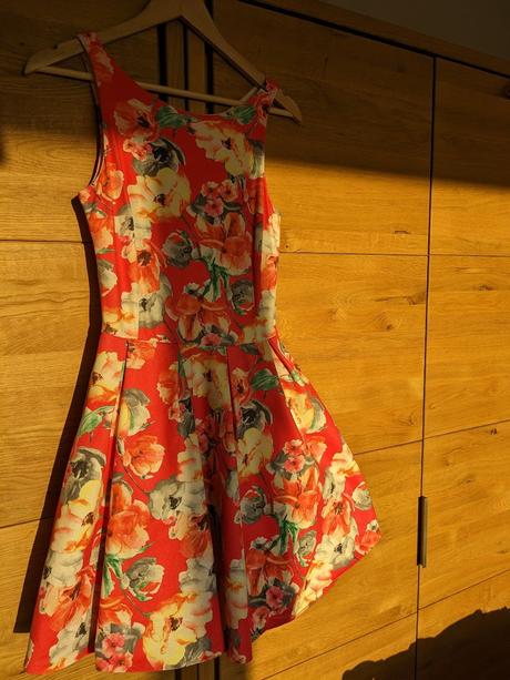 Kvetované šaty, 36