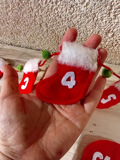 Adventný kalendár s čižmičkami na zavesenie, 