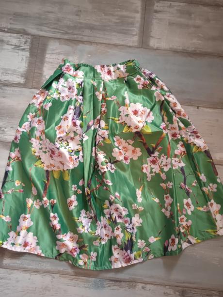 Krásna jarná suknička s/m, m