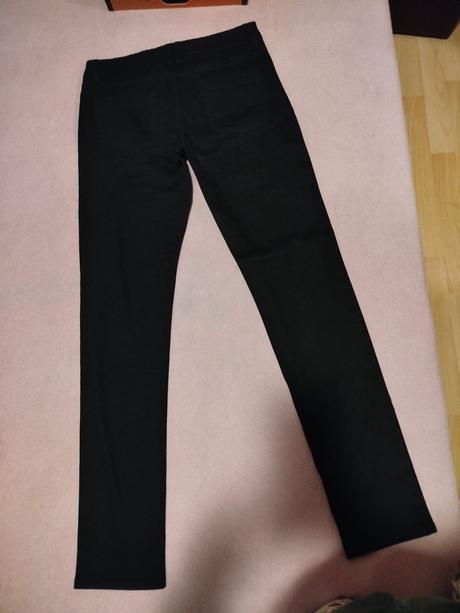 Darujem nové čierne rifle esmara za 5,50 eur posto, 32