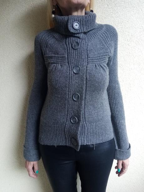 Šedý hrubý sveter s väčšími gombíkami značky h&m, h&m,xs