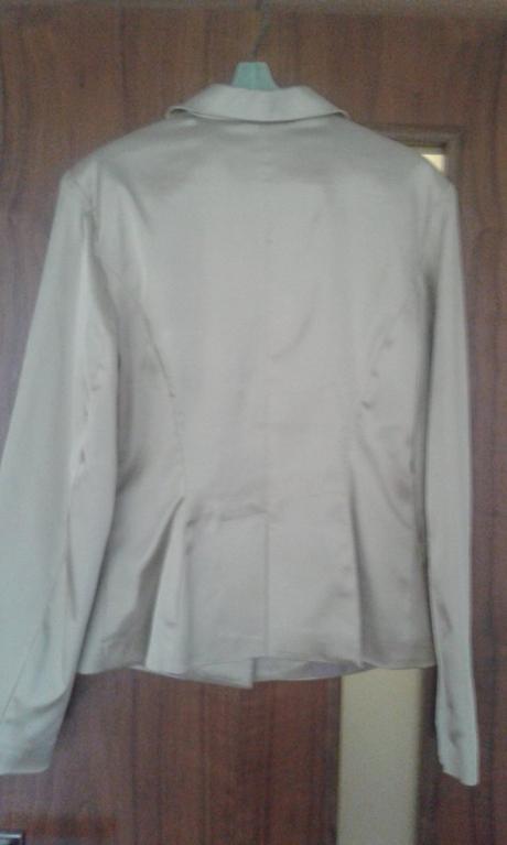 Suknickovy kostym zlatej farby, 36