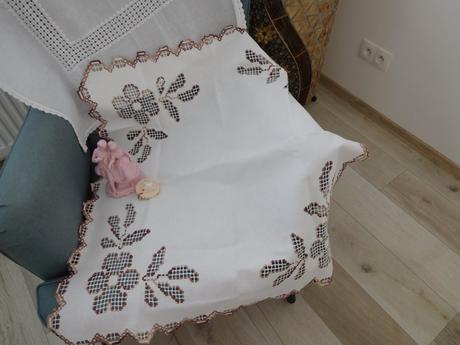 Obrus bavlnený s hnedým vyšitím,, 