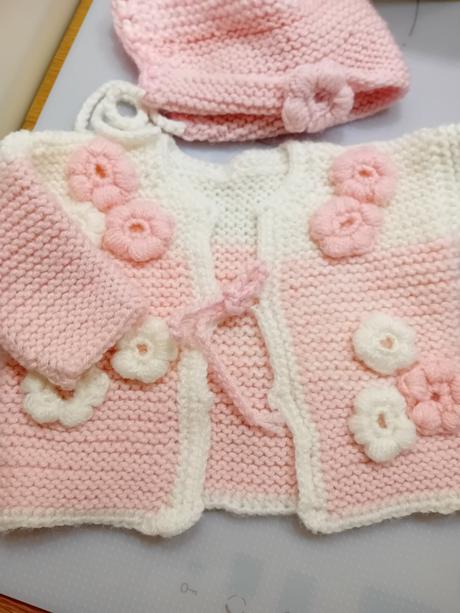 Štrikovaný svetrík plus čiapka pre dievčatko, 56