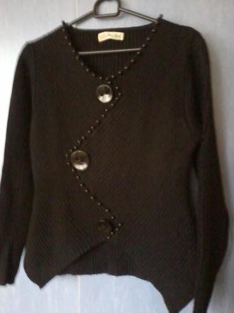 Čierny sveter s gombíkmi, m