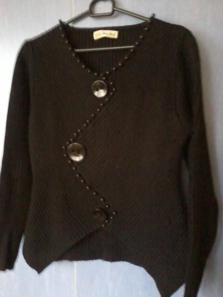 Čierny sveter s gombíkmi, m