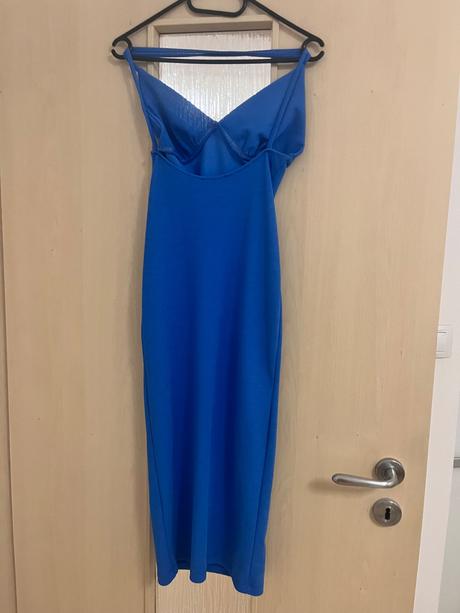 Modré obtiahnuté šaty, 36