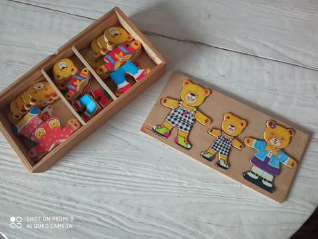 Drevená hra na obliekanie rodina mackov, 