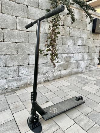 Kolobežka freestyle striker gravis l black, 