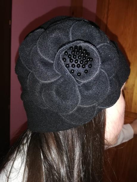 Predám ciernu dámsku čiapku, 