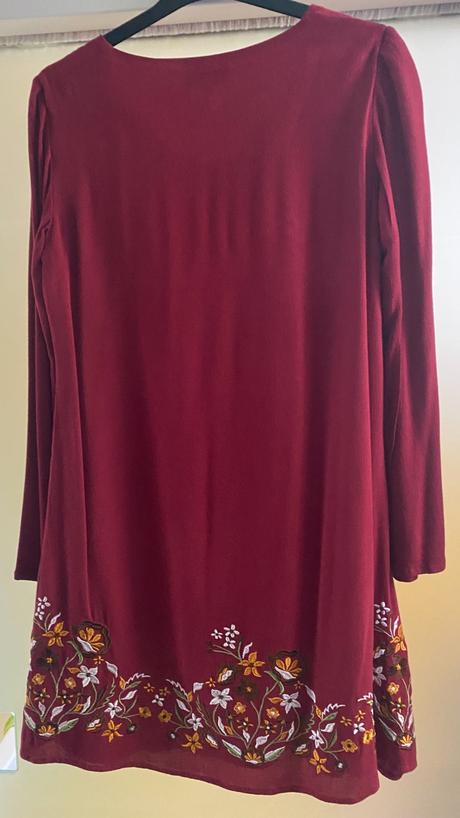 Bordové šaty s výšivkou, xs