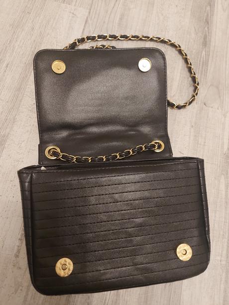 Čierna kabelka v štýle koženkovej/koženej bundy, 