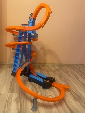 Dráha hot wheels - zrážka v oblakoch, 