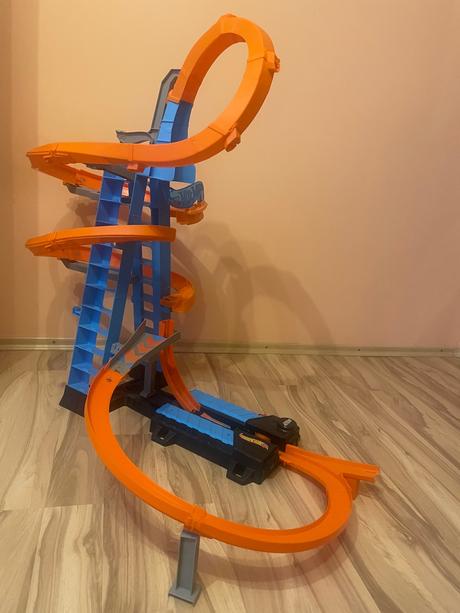 Dráha hot wheels - zrážka v oblakoch, 