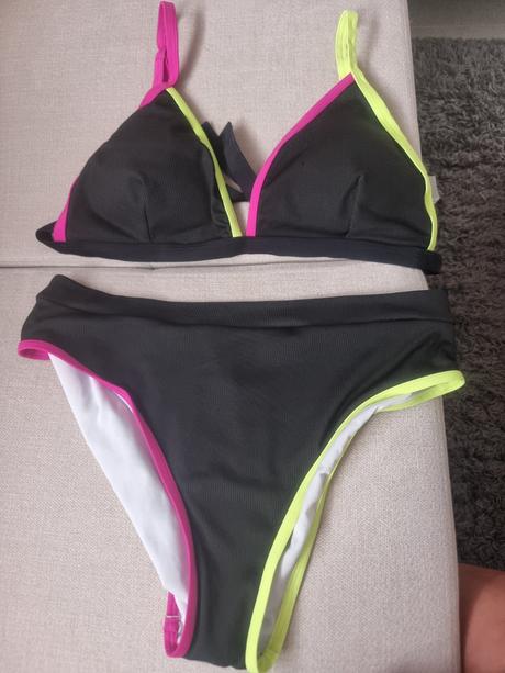 Viac bikiny, 44