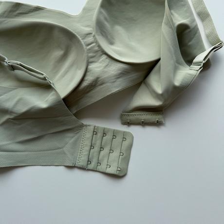 Bezšvová podprsenka s vypchávkami 8819 matcha, s