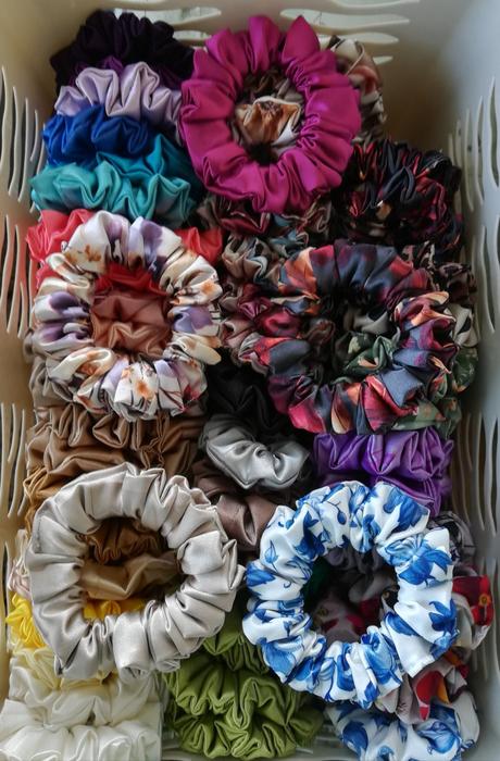 Saténová gumička, tenká, viac ako 40 vzorov/farieb, 