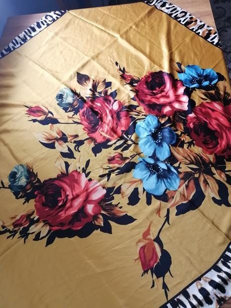 Kvetovaná hodvábna šatka 90x90cm,