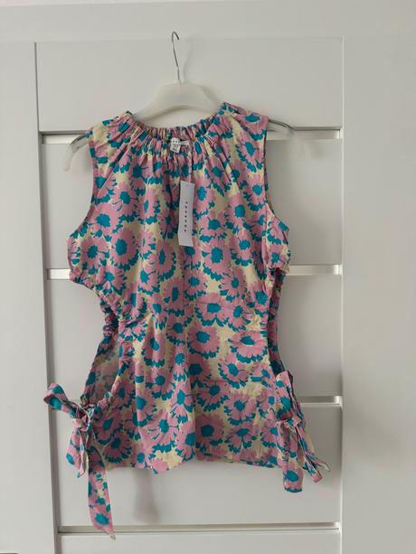 Kvietkovy top s vyrezmi, 36