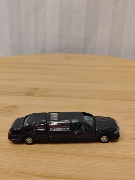 Retro limuzína lincoln town car, balaban 90. roky, 
