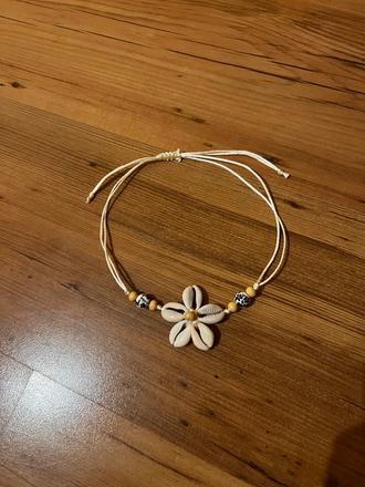 Náhrdelník z mušličiek a korálikov - kvetinka, 