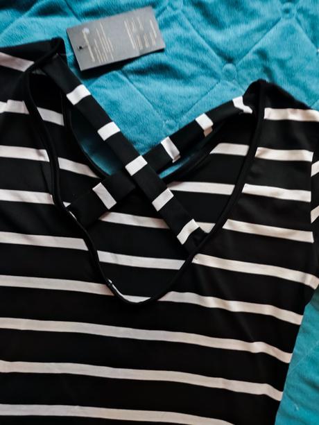 Mini šaty s krátkym rukávom, vzadu prekrizene, s