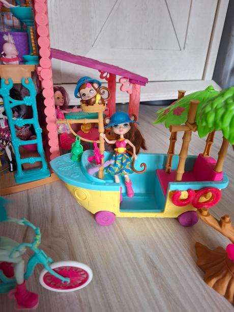 Domček +10 bábik enchantimals, 