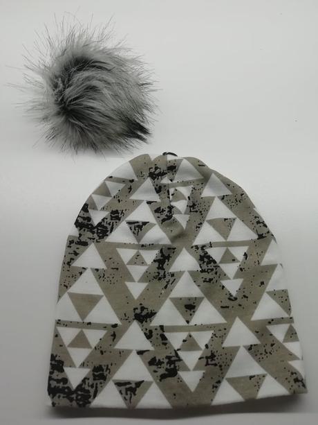 Brmbolcová čiapka top stav, 68