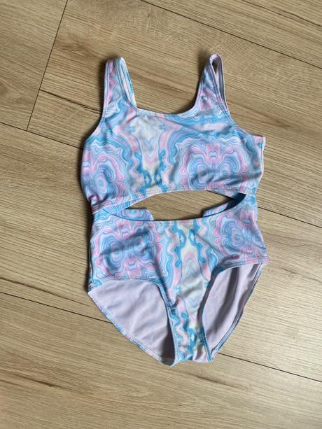 Jednodielne plavky s vykrojom, 116