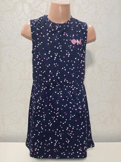 Dievčenské tmavomodré šaty so srdiečkami,8-9 r., original marines,128