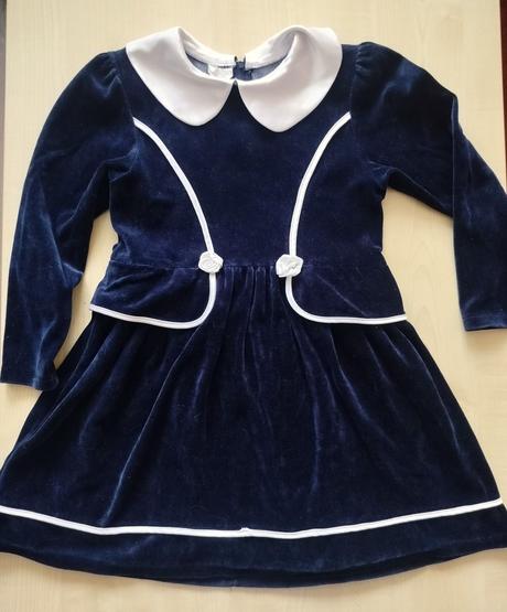 Tmavomodré zamatové šatočky, 122