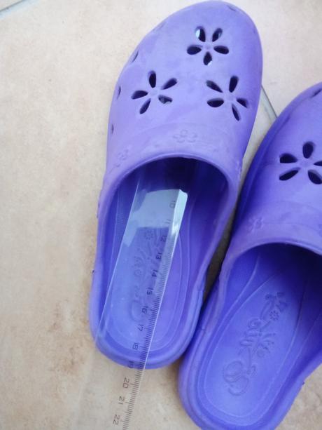 Fialové šľapky v štýle "crocs", 31