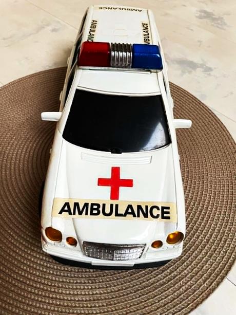 Staré velké auto ambulancia,