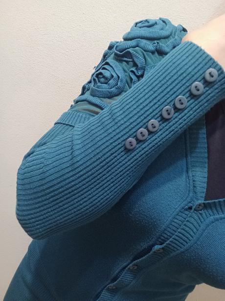 Svetrík so zdobením na pleciach, xs