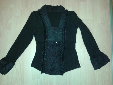 Cierny sveter s flitrami a kozusinkou, s