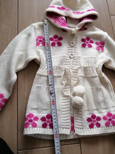 Svetrík s brmbolcami, 98