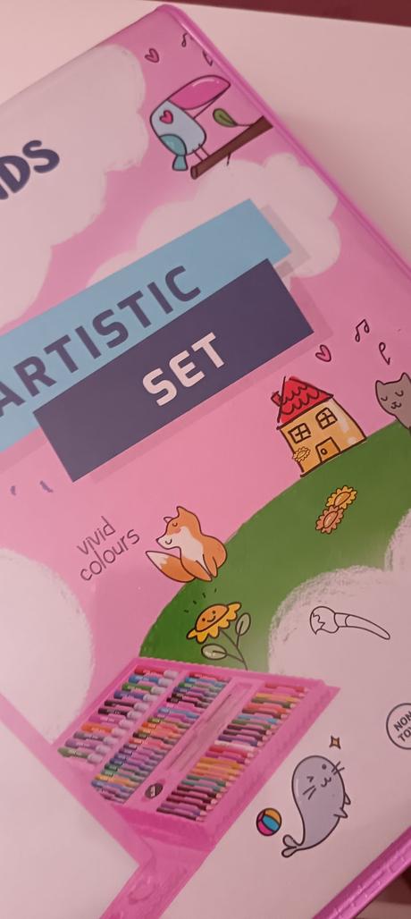 Obrovský kufrík s množstvom farbičiek,fixiek,