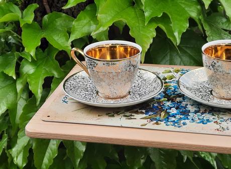 Porcelánové šálky s lístkami, 