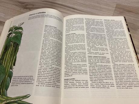 Krásna stará retro kniha jar v záhrade 1986, 