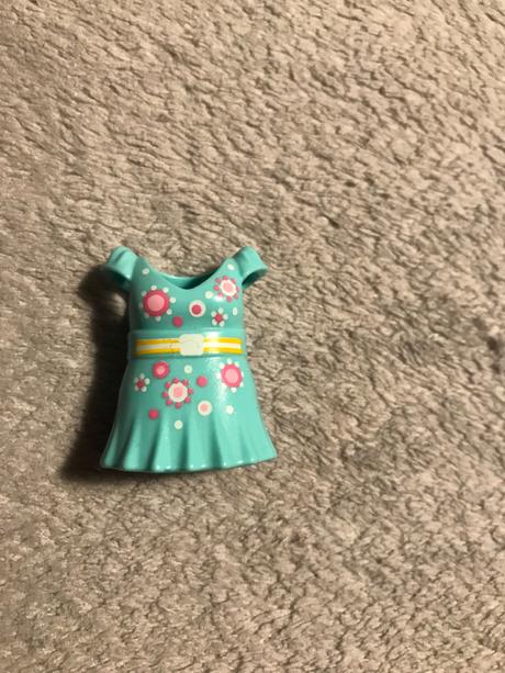 Babika mala výška cca 12 cm,plus saty a vesiaky,