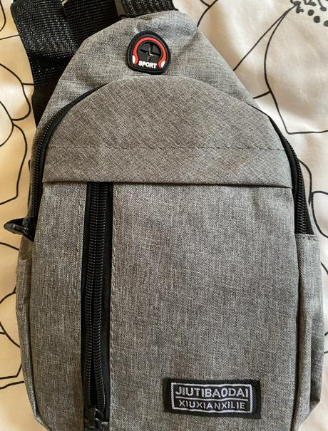 Športová taška s otvorom na kábel pre slúchadlá,