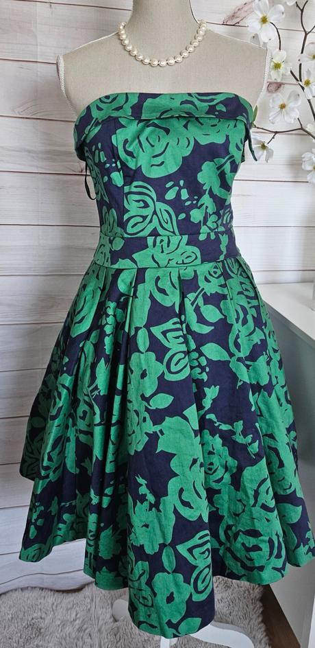 Krásne bohaté šaty atmosphere, m