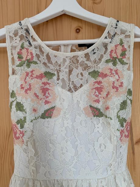 Nadherne cipkovane saty s vysivkou, 38