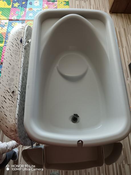 Prebalovaci pult s vaničkou, 