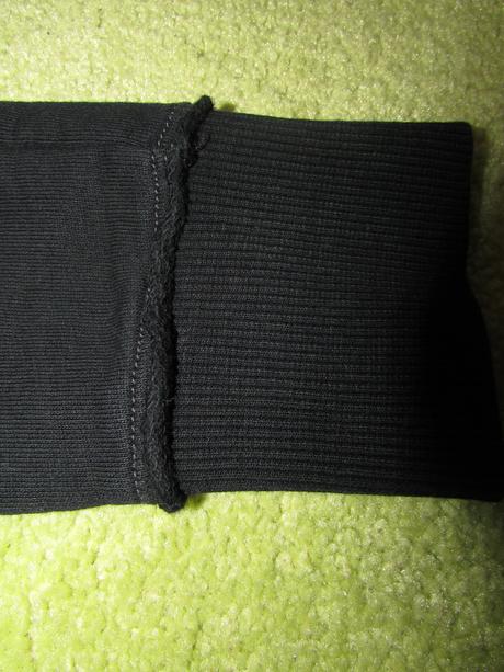 Čierrne slim tepláčiky na 3-4 roky zn. sisley, 104