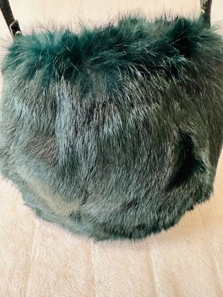 Tmavozelená kožušinová kabelka vak cango&rinaldi, 