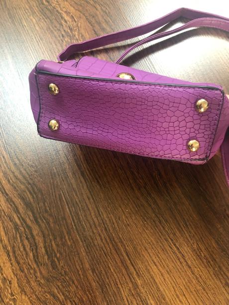 Mala fialova kabelka, 