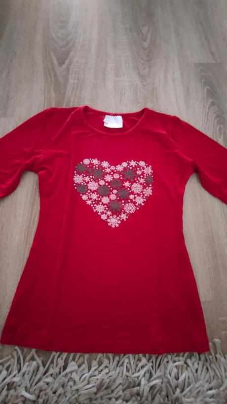 Krásne červené vianočné tričko, 134