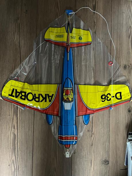 Stara vintage hracka lietadlo sarkan akrobat, 