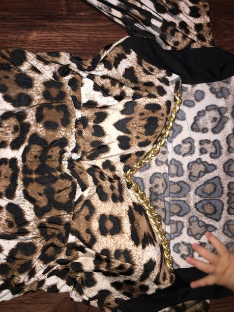 Extravagantné šaty zn. tatu, s